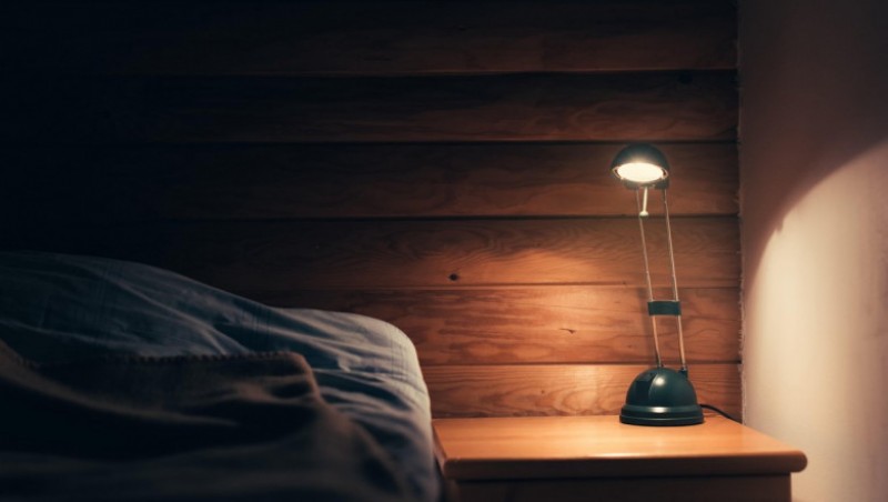 STUDIU: Somnul cu o sursă de lumină în cameră îngrașă și crește riscul unor afecțiuni grave