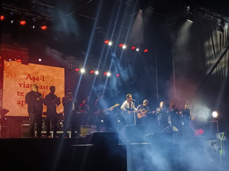 Sute de botoșăneni au cântat alături de Ștefan Bănică pe scena de la Cornișa! (galerie foto)