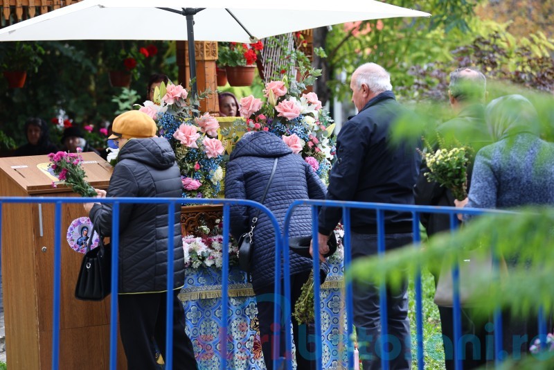 Sute de botoșăneni uniți în credință, au înălțat rugăciuni Sfintei Cuvioase Parascheva! (Foto, Video)