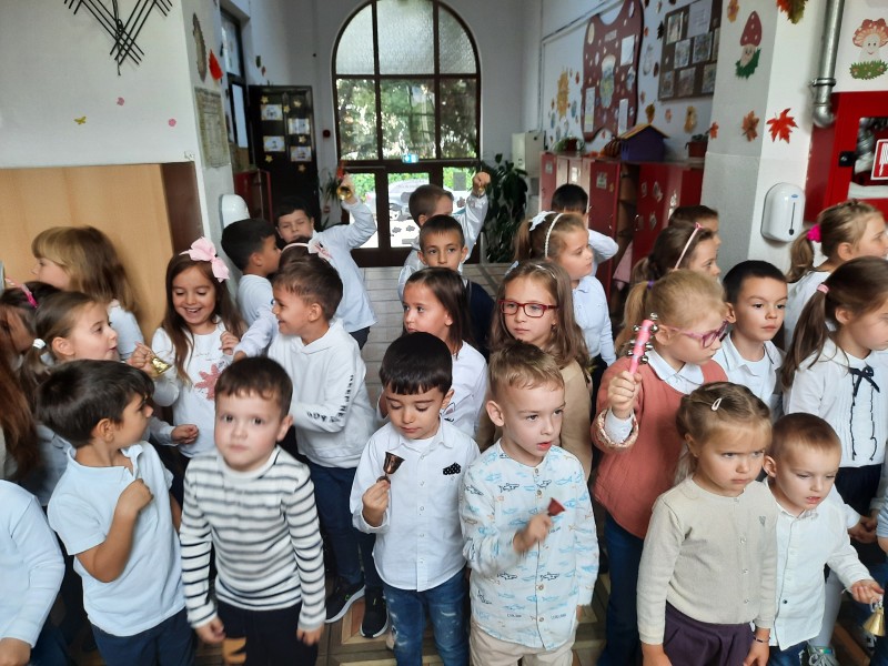 Sute de copii au sărbătorit pacea cu sunete de clopoței
