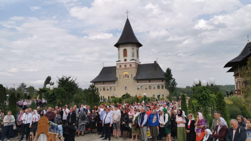 Sute de oameni, adunați în credință la hramul Mănăstirii Zosin (video)