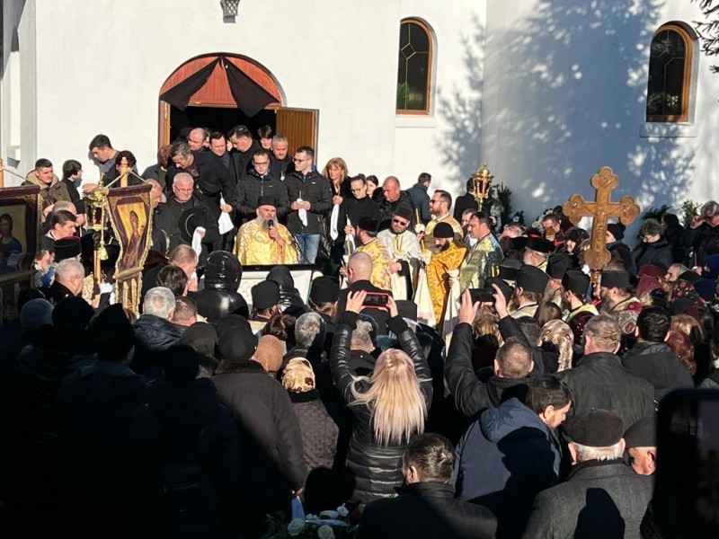 Sute de oameni prezenți la înmormântarea Danielei Șfaițer pentru a o conduce pe ultimul drum (video)