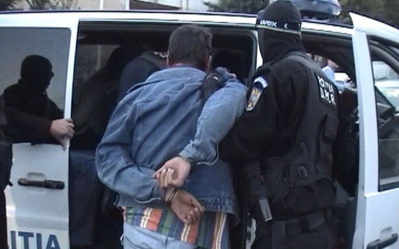 Tânăr escortat către Penitenciarul Botoșani, după ce a fost condamnat la un an și patru luni de închisoare în urma unui accident mortal