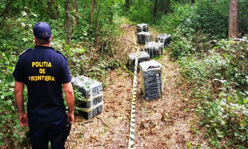 Țigări de contrabandă confiscate cu focuri de armă la granița de nord (video)