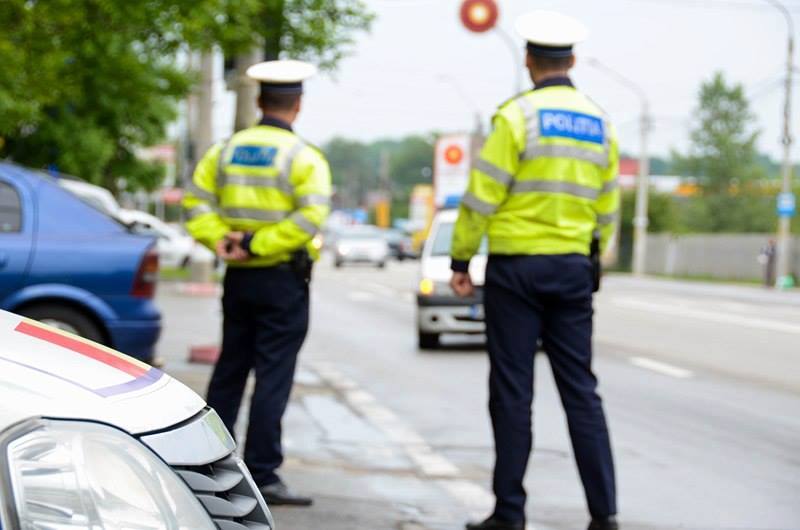 Tineri cercetați penal, după ce au fost depistați conducând fără permis 