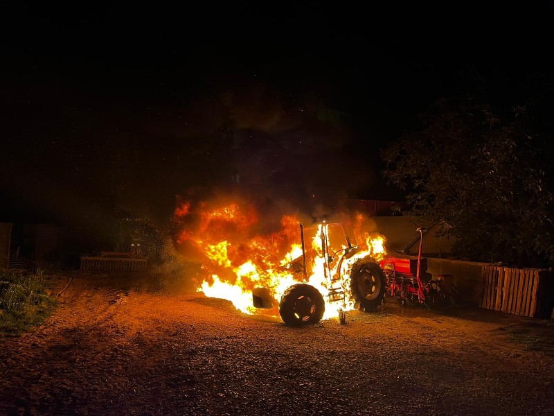 Tractor mistuit de flăcări în miez de noapte (video)