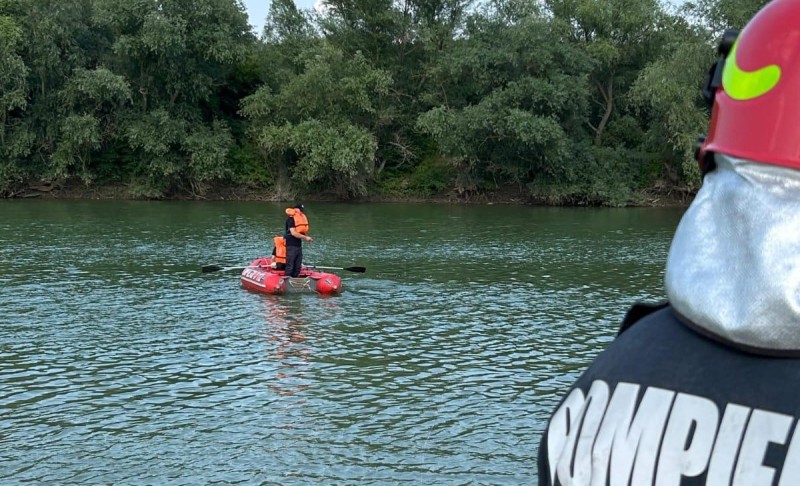 Tragedie la pescuit: Un bărbat și-a pierdut viața după ce a intrat să înoate, în râul Prut, și nu a mai ajuns la mal! (Foto)