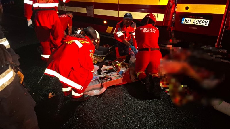 TRAGEDIE, noaptea trecută: Doi morți și patru răniți, impact puternic între o ambulanță și un autoturism! (Foto)