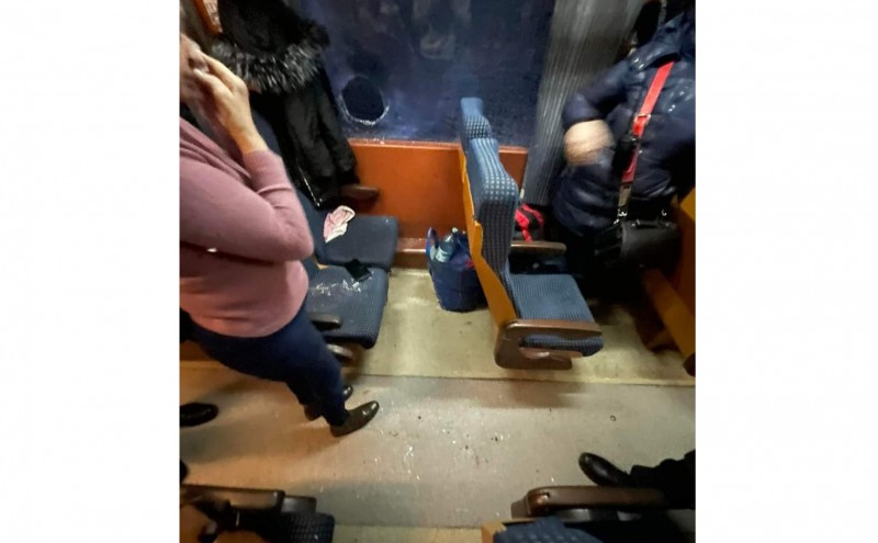 Trenul București - Botoșani atacat cu pietre. O femeie de 55 de ani a fost rănită (fotogalerie)