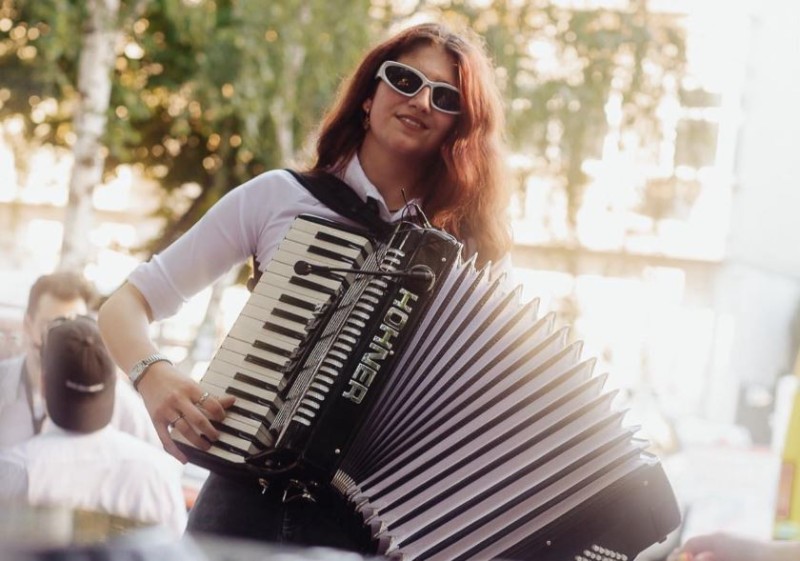 Tristețea ”Fetei cu acordeonul”, apreciată în Franța, Germania, Turcia sau Belgia: În Botoșani ”am fost chemată să cânt de două ori în 3 ani!” (Foto, Video)