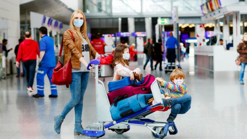 UE renunță la recomandarea privind purtarea măștilor pe aeroporturi şi în avioane