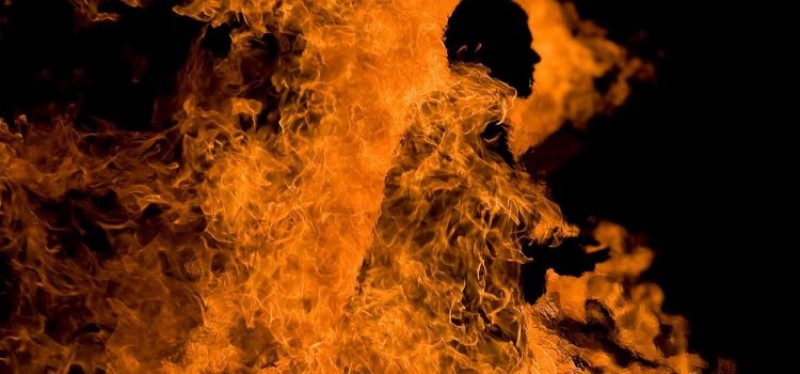 Un bărbat a murit la Botoșani după ce și-a dat foc în mijlocul străzii