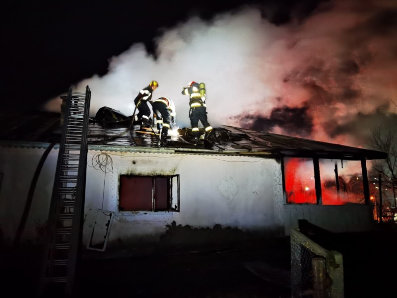 Un bărbat a suferit arsuri într-un incendiu care i-a cuprins casa