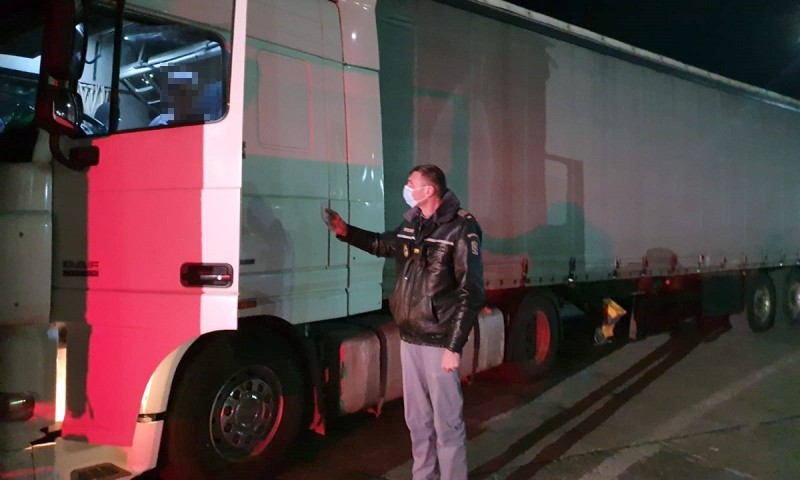 Un bărbat din Republica Moldova a vrut să treacă granița la volanul unui camion radiat din circulație