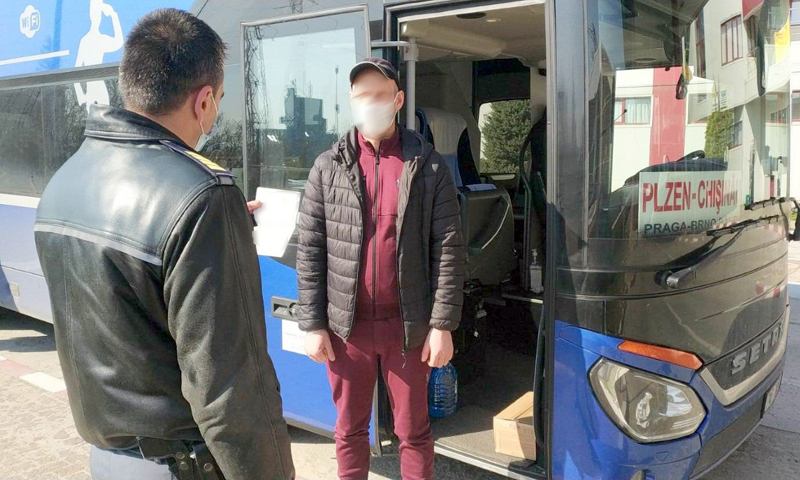 Un moldovean s-a prezentat în vamă să treacă granița cu un document de identitate fals. Fusese cumpărat cu 130 de euro 