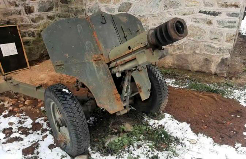 Un român a scos la vânzare, pe Facebook, un tun din Al Doilea Război Mondial. A refuzat un schimb cu o mitralieră și l-a vândut în 24 de ore