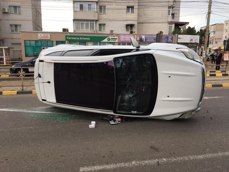 Un șofer beat s-a răsturnat cu mașina, după ce a lovit un scuar (fotogalerie)