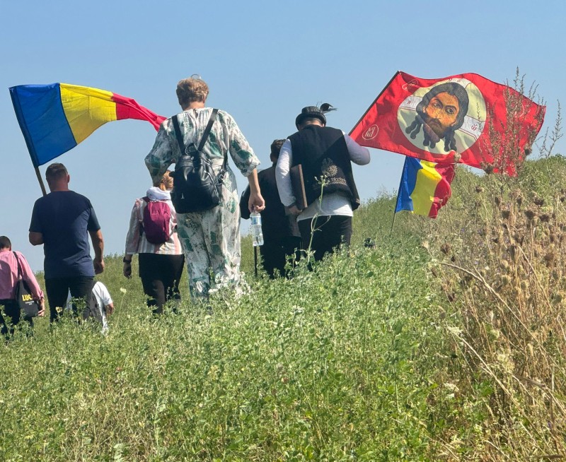 Botoșănenii pelerini și traseul de zeci de kilometri care unește suflete: „Să îi promiteți Maicii Domnului că...” (Foto)