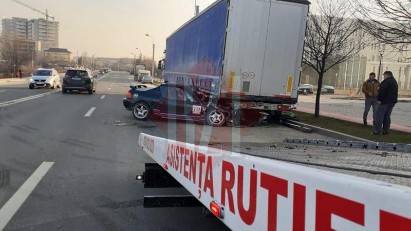 VIDEO: Accident ca în filme la Iași cu o mașină înmatriculată în Botoșani 