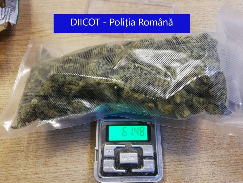 VIDEO: Afacere cu droguri de mare risc dejucată de DIICOT. Student din Botoșani plasat sub control judiciar