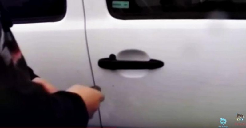 VIDEO - Cum îți pot sparge hoții mașina cu o monedă de 50 de bani!