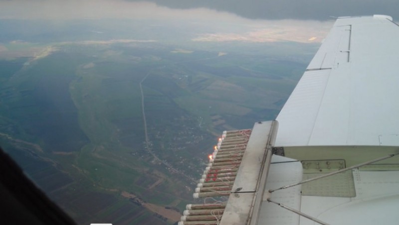 VIDEO: Filmare din avionul care stimulează precipitațiile, în apropiere de Botoșani. „Stoarcem norul de apă!”