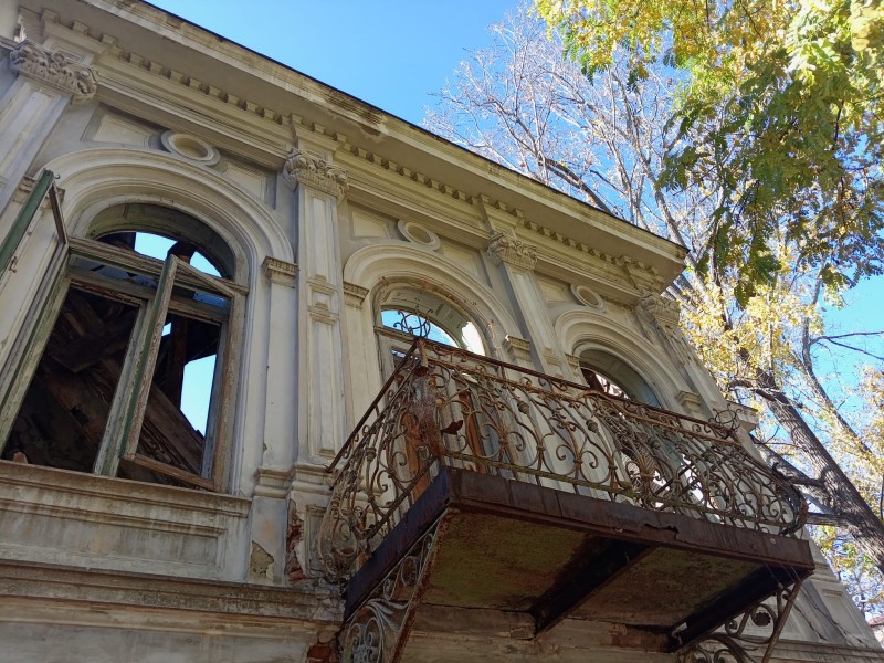 VIDEO - Istoria abandonată în ruine: Casa în care doar copacii mai prind rădăcină!