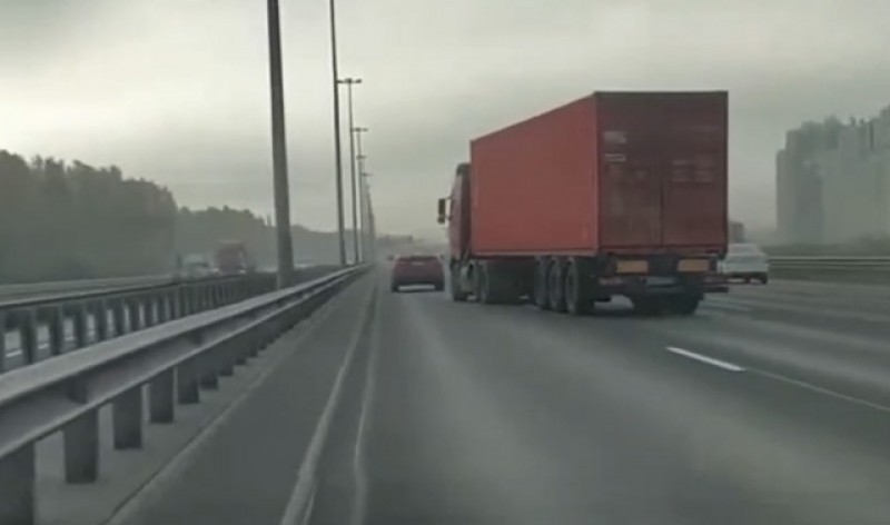 VIDEO: Un șofer de TIR a murit la volan. Camionul-fantomă și-a continuat călătoria pe zeci de kilometri în mijlocul traficului aglomerat. Doi colegi au protejat ceilalți participanți la trafic