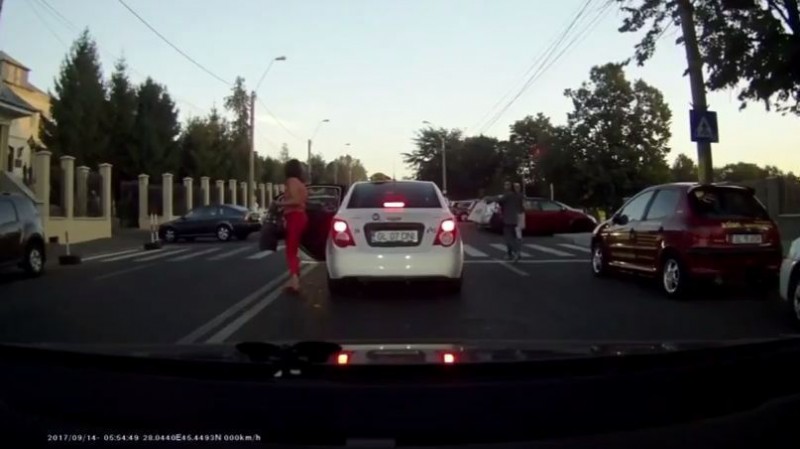 VIDEO Un șofer "a îndrăznit" să-i dea flash-uri unui taximetrist. Ce a urmat!