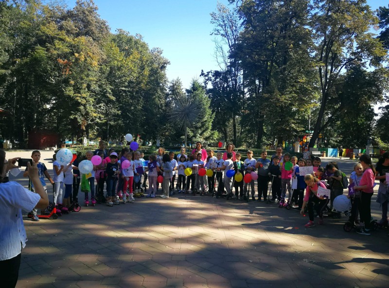 Zeci de copii pe role sau trotinete au "protestat", vineri, în Parcul Mihai Eminescu! FOTO