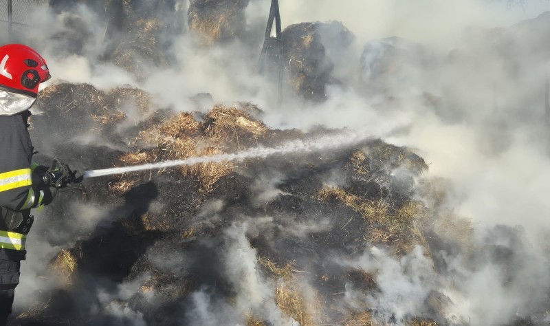 Zeci de tone de furaje au ars într-un incendiu produs în județul Botoșani. Pompierii s-au luptat trei ore cu flăcările!