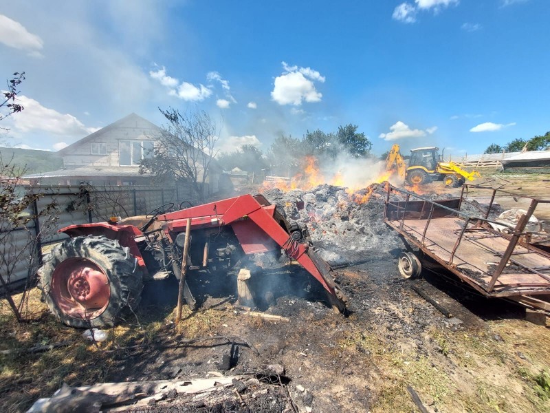 Zeci de tone de furaje și un utilaj agricol, mistuite de flăcări (fotogalerie)