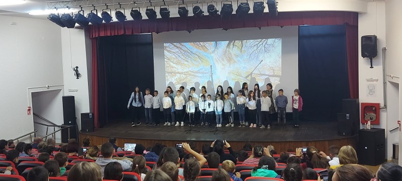 Ziua Educației, sărbătorită la Săveni cu muzică, dans și teatru, într-un proiect menit să reducă abandonul școlar (video)