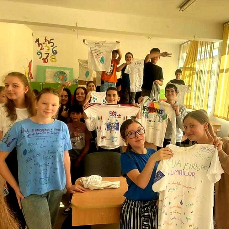 Ziua Europeană a Limbilor, marcată cu traduceri creative la școala din Trușești